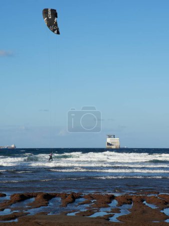 Téléchargez les photos : Un plan vertical de kitesurf au-dessus de la mer à Telde, Gran Canaria, Îles Canaries. - en image libre de droit