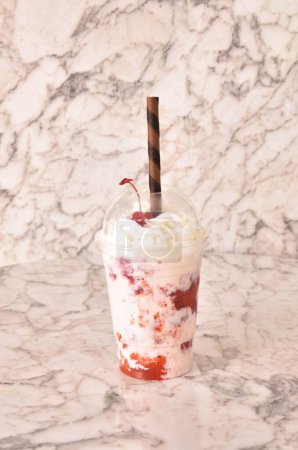 Téléchargez les photos : Plan vertical d'un milkshake à la fraise sur une surface de marbre - en image libre de droit