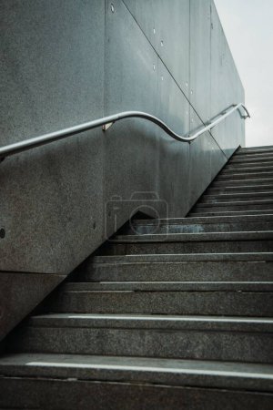 Foto de Una toma vertical de escaleras al aire libre con una barandilla de metal con cielo claro - Imagen libre de derechos
