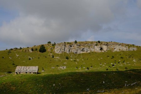Téléchargez les photos : Une belle vue des vallées verdoyantes rurales et des falaises dans le Parc Naturel Régional de Lessinia, Vénétie, Italie - en image libre de droit