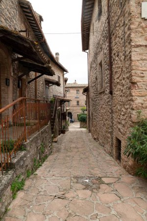 Téléchargez les photos : Un plan vertical de ruelles historiques en pierre avec de vieux bâtiments à Macerino, Italie - en image libre de droit