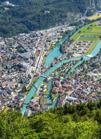 Téléchargez les photos : Une antenne du paysage urbain fascinant d'Interlaken avec des lacs turquoise qui y coulent en Suisse - en image libre de droit