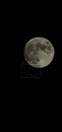 Téléchargez les photos : Un plan vertical de la pleine lune dans le ciel noir foncé - en image libre de droit