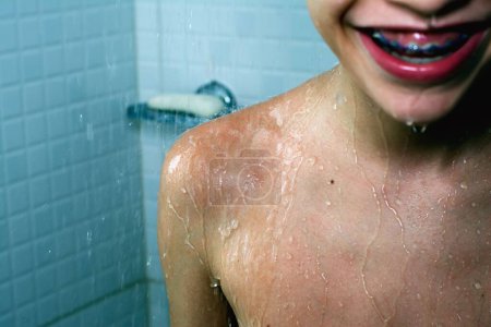 Foto de Un retrato de un chico divertido y feliz disfrutando de su baño - Imagen libre de derechos