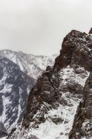 Foto de Un plano vertical de las laderas nevadas de la montaña - Imagen libre de derechos