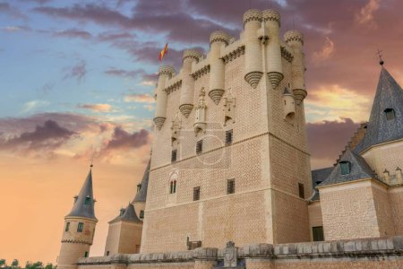 Téléchargez les photos : Coucher de soleil spectaculaire de l'Alcazar médiéval de Ségovie, l'un des châteaux les plus importants au monde - en image libre de droit