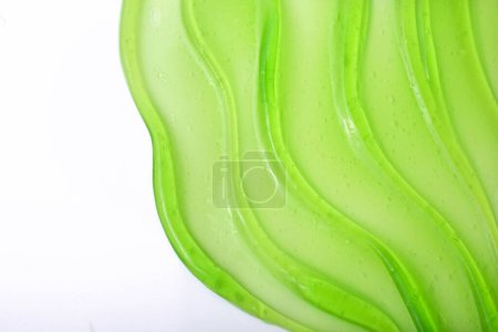 Foto de Textura de aloe verde para el cuidado de la piel sobre fondo blanco - Imagen libre de derechos