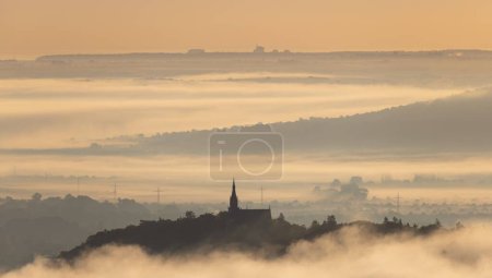 Foto de Las siluetas de los edificios en un día nublado. Bingen am Rhein, Alemania. - Imagen libre de derechos