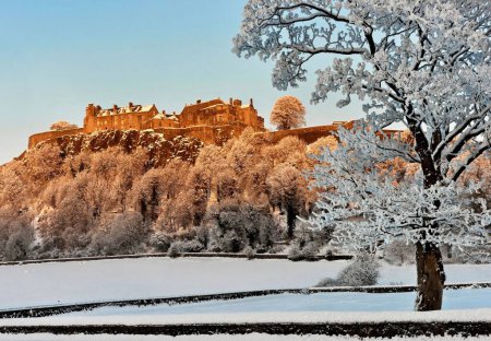 Foto de El Castillo de Stirling en un frío día de invierno cubierto de nieve desde el King 's Knott, Stirling, Escocia, Reino Unido - Imagen libre de derechos