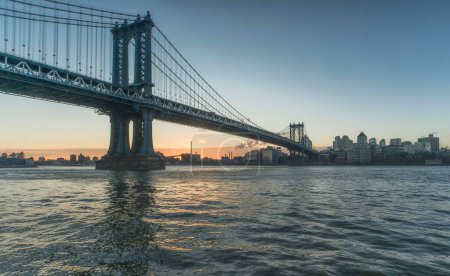 Foto de Una vista panorámica del Puente de Brooklyn en Nueva York, Nueva York al atardecer - Imagen libre de derechos