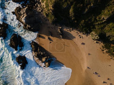 Téléchargez les photos : Une vue de dessus d'une côte sablonneuse avec des rochers en Algarrobo, région de Valparaiso, Chili - en image libre de droit