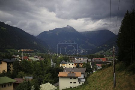 Téléchargez les photos : Vue aérienne d'un village dans la vallée sous un ciel nuageux gris foncé - en image libre de droit