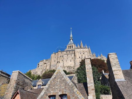 Téléchargez les photos : La vue du Mont-Saint-Michel. Île de marée et commune métropolitaine de Normandie, France. - en image libre de droit