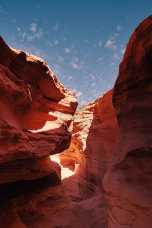 Téléchargez les photos : Un plan vertical d'un beau canyon rouge trouvé dans la nature par une journée ensoleillée - en image libre de droit