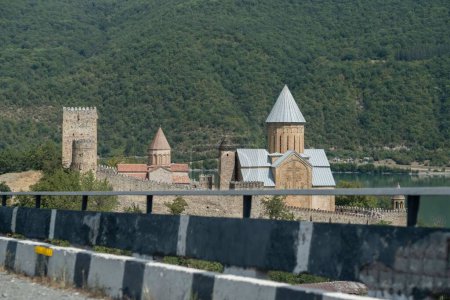 Téléchargez les photos : Une belle vue sur le célèbre château géorgien d'Ananuri sur le fond d'une colline - en image libre de droit
