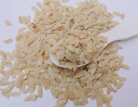 Téléchargez les photos : Il est connu sous le nom de Poha en Inde. Le riz est étuvé avant aplatissement afin qu'il puisse être consommé avec très peu ou pas de cuisson. - en image libre de droit