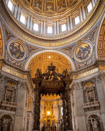 Foto de Un plano vertical del interior de la Basílica de San Pedro con pinturas y decoraciones cristianas - Imagen libre de derechos