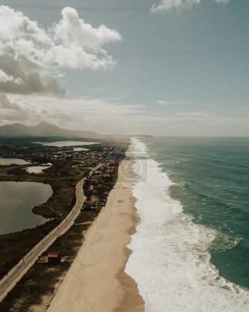 Foto de Un plano vertical de la playa de Marica en Río de Janeiro - Imagen libre de derechos