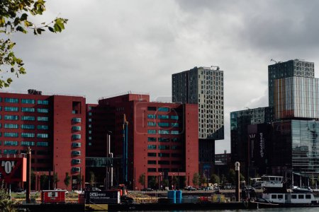 Foto de Un horizonte de los edificios de Rotterdam en una zona residencial contra un cielo gris en los Países Bajos - Imagen libre de derechos