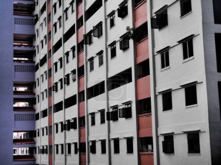 Téléchargez les photos : Une vue rapprochée d'un extérieur de logements HDB à Chinatown, Singapour - en image libre de droit