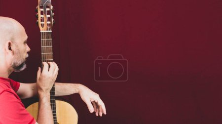 Téléchargez les photos : Gros plan d'un guitariste charismatique caucasien - en image libre de droit