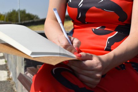 Foto de Un primer plano de una mujer tomando notas. - Imagen libre de derechos