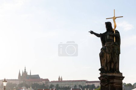 Téléchargez les photos : La statue de Jean-Baptiste sur le pont Charles avec la cathédrale Saint-Vitus en arrière-plan à Prague, République tchèque - en image libre de droit