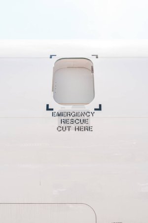Téléchargez les photos : Une fenêtre d'urgence dans un avion - en image libre de droit