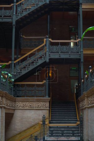 Téléchargez les photos : Un plan vertical des escaliers du Bradbury Building au centre-ville de Los Angeles - en image libre de droit