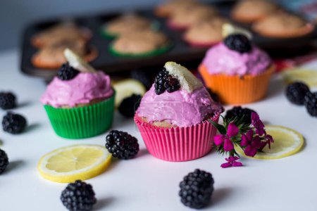Téléchargez les photos : Un gros plan de cupcakes aromatisés à la baie - en image libre de droit