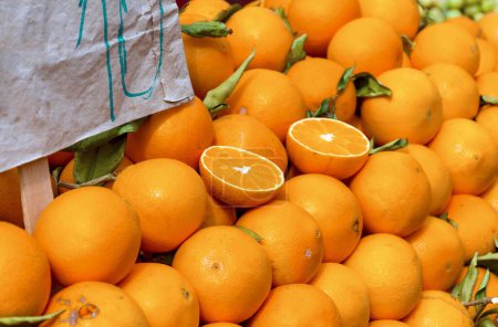 Téléchargez les photos : Les oranges fraîches au marché. - en image libre de droit