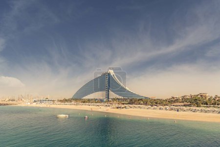 Téléchargez les photos : Un beau cliché du Jumeirah Beach Hotel à Dubaï, Émirats arabes unis - en image libre de droit