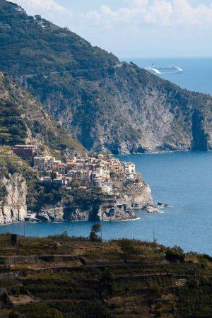 Foto de Un plano vertical del pueblo costero y las islas montañosas en Manarola, Cinque Terre, Italia - Imagen libre de derechos