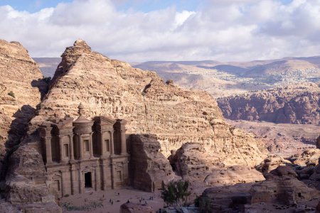 Téléchargez les photos : Une vue en angle bas des bâtiments anciens en Jordanie, Petra - en image libre de droit
