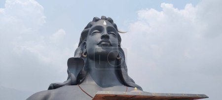 Téléchargez les photos : Vue panoramique de la statue Maha Shiva Adiyogi sous les nuages en Inde - en image libre de droit