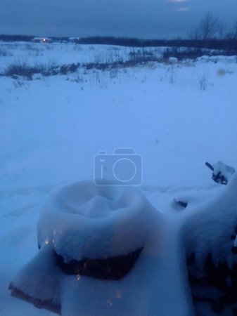 Foto de Un plano vertical de caminos y objetos cubiertos de nieve blanca en Onion Lake, Canadá - Imagen libre de derechos