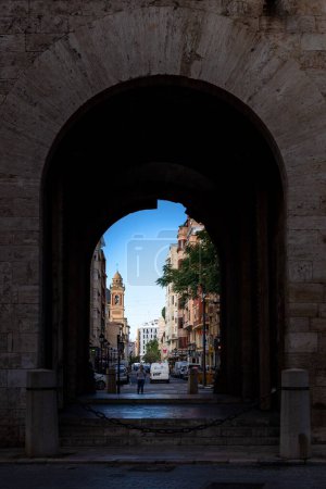 Téléchargez les photos : Un couloir entre des bâtiments pierreux à Valence - en image libre de droit