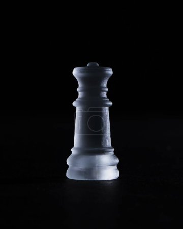 Foto de Un plano vertical de una pieza de ajedrez reina de cristal aislada sobre un fondo negro - Imagen libre de derechos