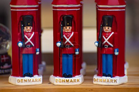 Téléchargez les photos : Trois jouets Souvenirs Casse-Noisette Soldats, Danemark Symboles - en image libre de droit