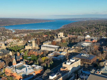 Téléchargez les photos : 11-19-2022, Tôt le matin image aérienne d'automne de la région entourant la ville d'Ithaca, NY, USA - en image libre de droit