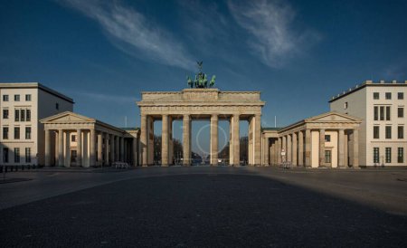 Téléchargez les photos : Un beau gros plan de la Porte de Brandebourg à Berlin pendant la journée - en image libre de droit