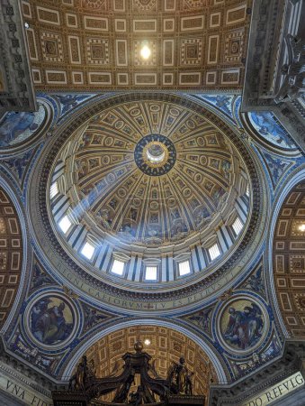 Foto de Un plano vertical de la cúpula dorada dentro de la basílica de San Pedro en la Ciudad del Vaticano - Imagen libre de derechos