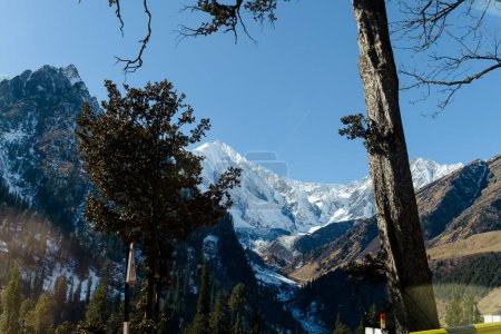 Foto de Panorámica hermosa vista del monte Ama Dablam con hermoso cielo en el camino al campamento base del Everest, valle de Khumbu, parque nacional de Sagarmatha, área del Everest - Imagen libre de derechos