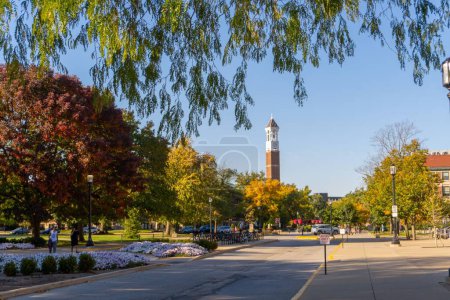 Foto de El campanario rodeado de coloridos árboles otoñales en West Lafayette Campus, Indiana - Imagen libre de derechos