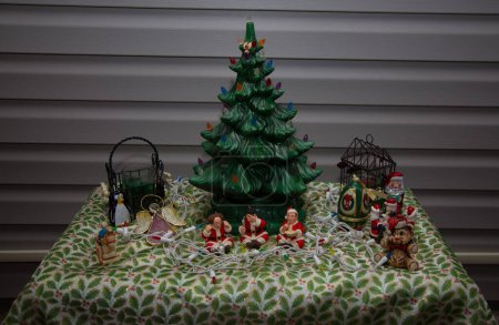 Téléchargez les photos : Un petit présentoir de table de Noël mignon avec des statues minimalistes de Père Noël - en image libre de droit