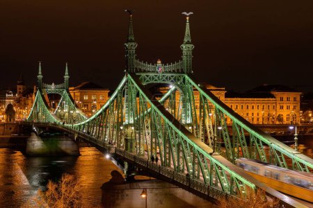 Téléchargez les photos : Vue aérienne du pont Liberty illuminé qui traverse le Danube à Budapest, en Hongrie - en image libre de droit