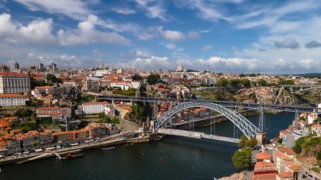 Téléchargez les photos : Vue aérienne de la vieille ville de Porto et du fleuve Douro au Portugal. - en image libre de droit
