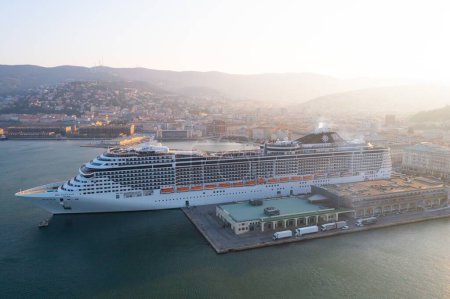 Foto de Un tiro de dron del náutico y un crucero MSC Fantasia anclado en el puerto de Trieste, Italia - Imagen libre de derechos