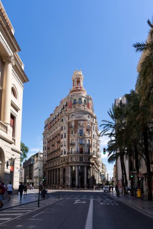 Téléchargez les photos : Un plan vertical de la Banque de Valence sous le ciel bleu - en image libre de droit