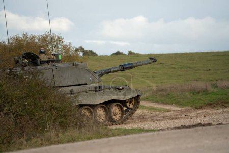 Téléchargez les photos : Char de combat principal lors d'un exercice de combat militaire, Wiltshire Royaume-Uni - en image libre de droit